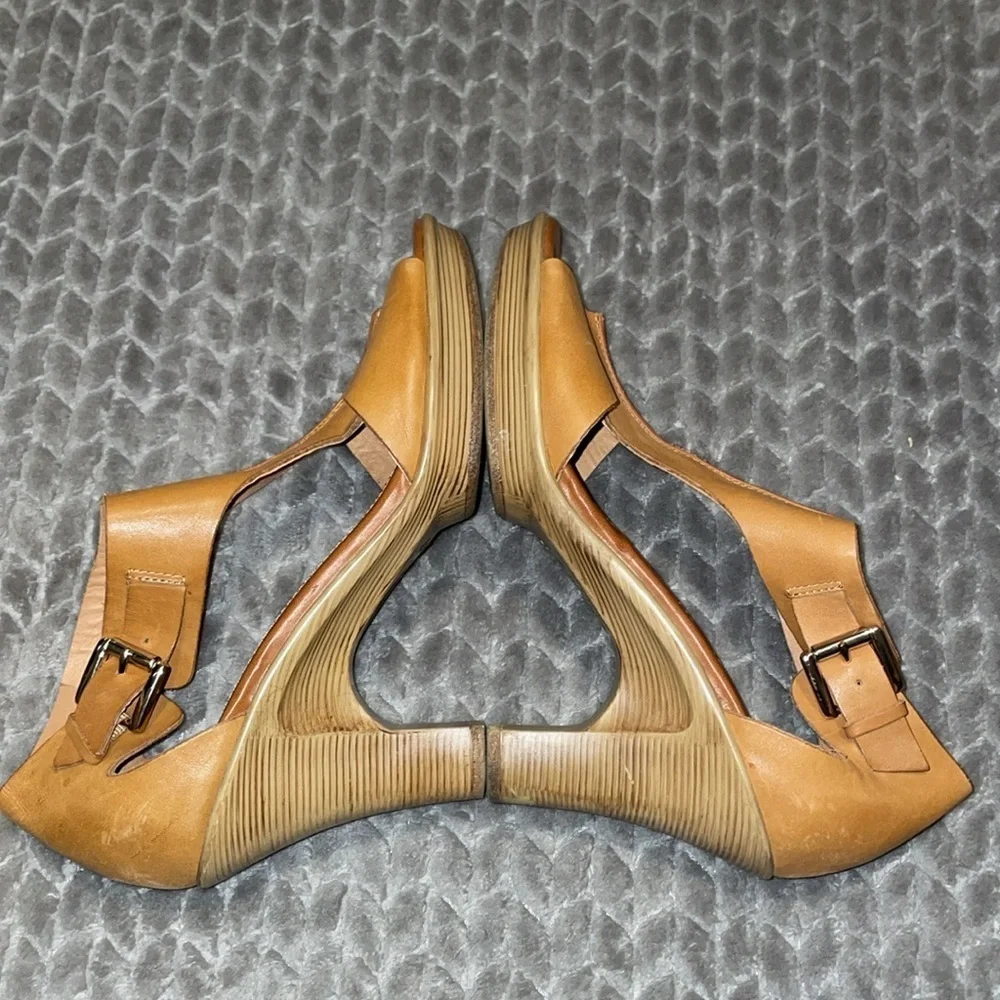 Sofft Dabney Tan Leather T-Strap Cutout Sides Boho Block Heel Sandals size 9